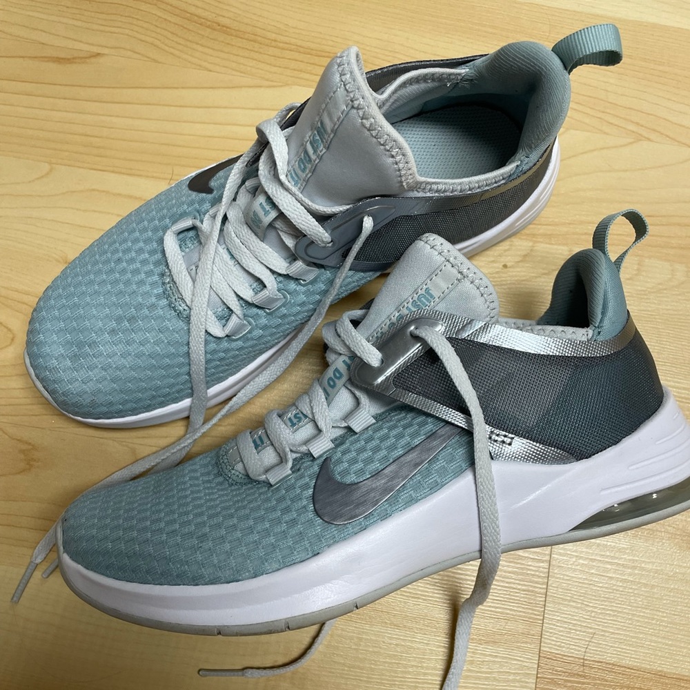 Nike AirMax Bella TR 2 Sneakers Size 7